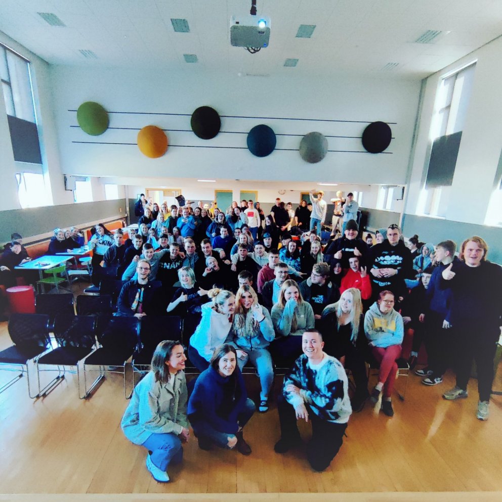 Nemendur ásamt Guðnýju, Jóhönnu og Flóna (fleiri myndir má sjá á Instagram síðu skólans)