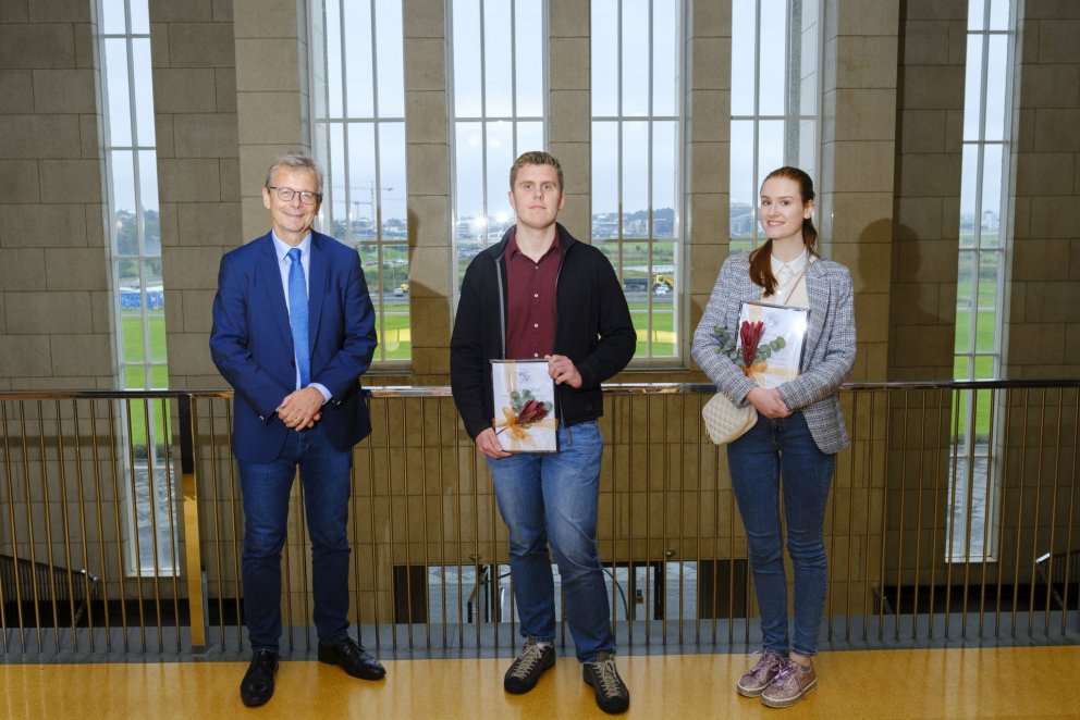 Hér eru verðlaunahafanir ásamt Jóni Atla Benediktssyni háskólarektor.