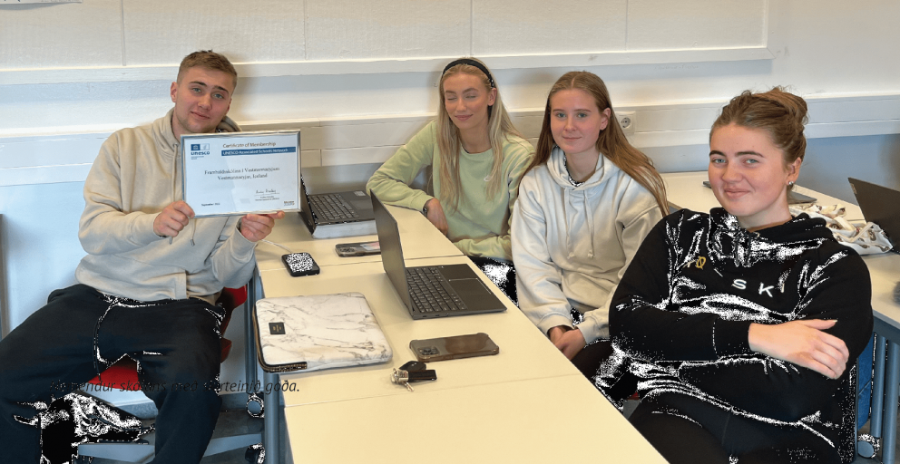Nokkrir nemendur skólans með skírteinið sem staðfestir FÍV sem UNESCO skóla (Fleiri myndir má sjá á …