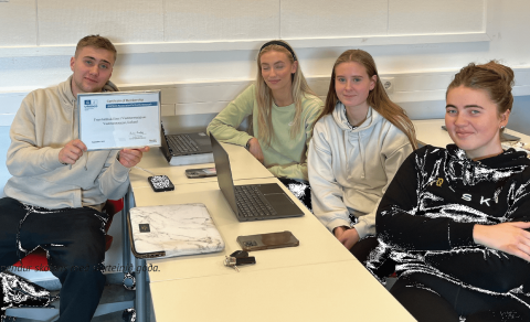 Nokkrir nemendur skólans með skírteinið sem staðfestir FÍV sem UNESCO skóla (Fleiri myndir má sjá á …